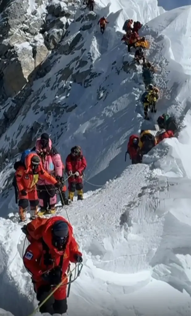 O desabamento aconteceu em uma área conhecida como “zona da morte” / @malla.mountaineer/Instagram