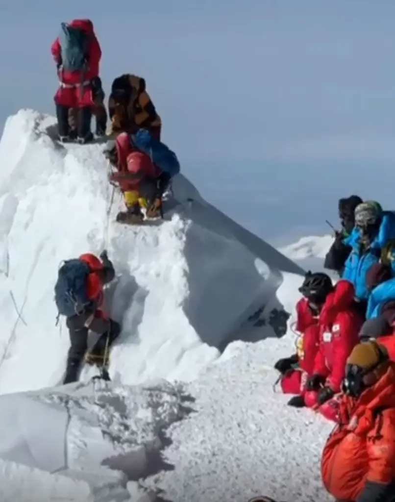 A cornija desabou na manhã de terça-feira, varrendo os alpinistas da montanha / @malla.mountaineer/Instagram