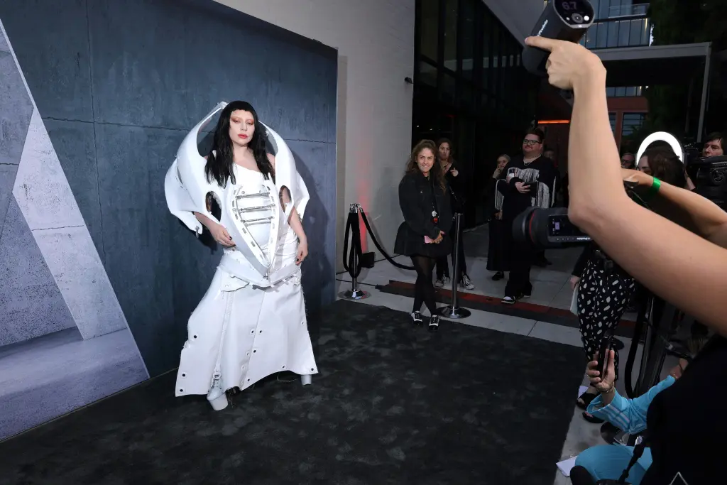 Lady Gaga veste peça de carro no lançamento do seu filme 'Chromatica Ball' / Por Getty Images para HBO